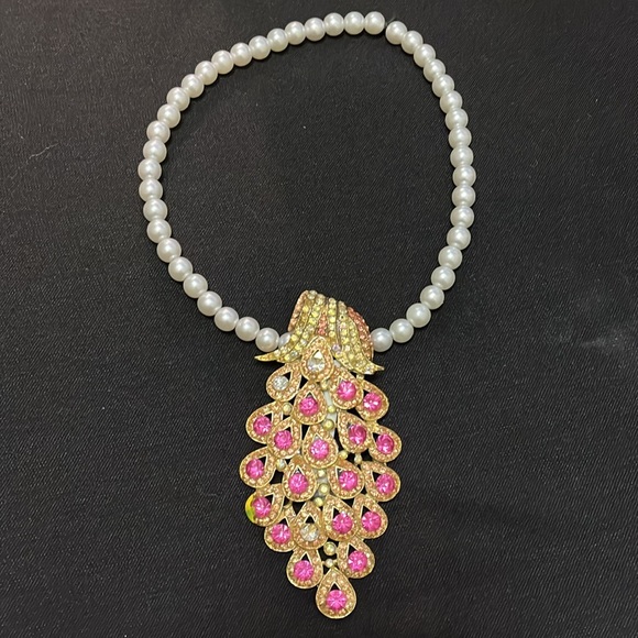 Versatile Stretchy Faux Pearls & Peacock Charm Hand Design Necklace and Pendant - Picture 13 of 17